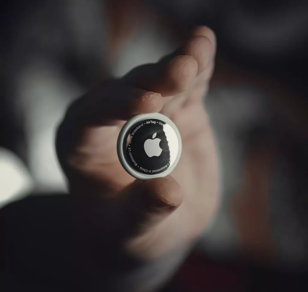 APPLE AIRTAG IN A PERSON'S FINGER