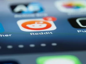 A PHONE SCREEN DISPLAYING REDDIT APP ICON